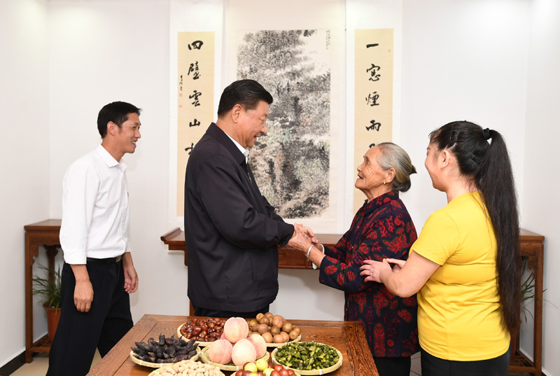 　　9月16日至18日，中共中央總書記、國(guó)家主席、中央軍委主席習(xí)近平在河南考察。這是16日下午，習(xí)近平在信陽(yáng)市新縣田鋪鄉(xiāng)田鋪大塆“老家寒舍”民宿店，同店主一家親切交談。 新華社記者 謝環(huán)馳 攝