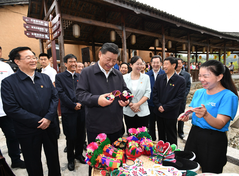 　　9月16日至18日，中共中央總書記、國(guó)家主席、中央軍委主席習(xí)近平在河南考察。這是16日下午，習(xí)近平在信陽(yáng)市新縣田鋪鄉(xiāng)田鋪大塆考察調(diào)研。 新華社記者 謝環(huán)馳 攝