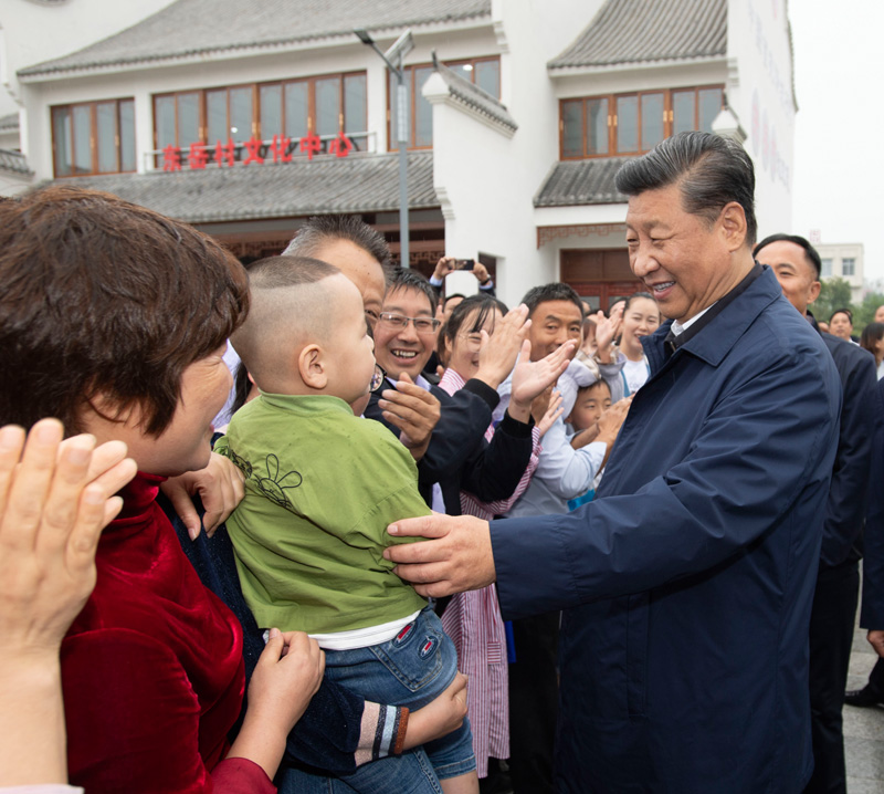 9月16日至18日，中共中央總書記、國(guó)家主席、中央軍委主席習(xí)近平在河南考察。這是17日上午，習(xí)近平在信陽(yáng)市光山縣文殊鄉(xiāng)東岳村同鄉(xiāng)親們親切交流，祝愿鄉(xiāng)親們生活芝麻開(kāi)花節(jié)節(jié)高。新華社記者 謝環(huán)馳 攝