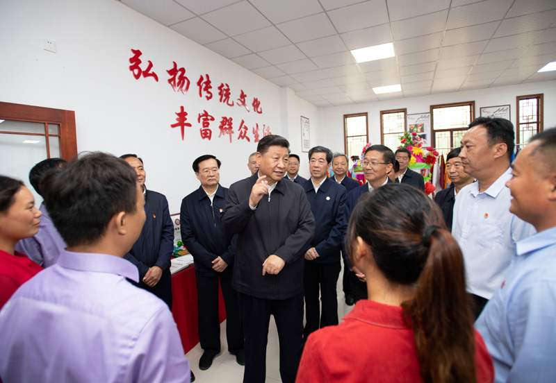 9月16日至18日，中共中央總書記、國(guó)家主席、中央軍委主席習(xí)近平在河南考察。這是17日上午，習(xí)近平在信陽(yáng)市光山縣文殊鄉(xiāng)東岳村文化接待中心，同當(dāng)?shù)孛撠氈赂粠ь^人親切交流，勉勵(lì)他們帶動(dòng)更多鄉(xiāng)親們致富。新華社記者 謝環(huán)馳 攝