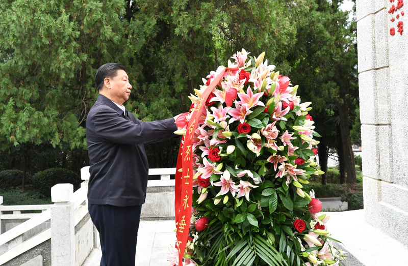 　　9月16日至18日，中共中央總書記、國(guó)家主席、中央軍委主席習(xí)近平在河南考察。這是16日下午，習(xí)近平來(lái)到位于信陽(yáng)市新縣的鄂豫皖蘇區(qū)首府烈士陵園，瞻仰革命烈士紀(jì)念碑，向革命先烈敬獻(xiàn)花籃。 新華社記者 謝環(huán)馳 攝