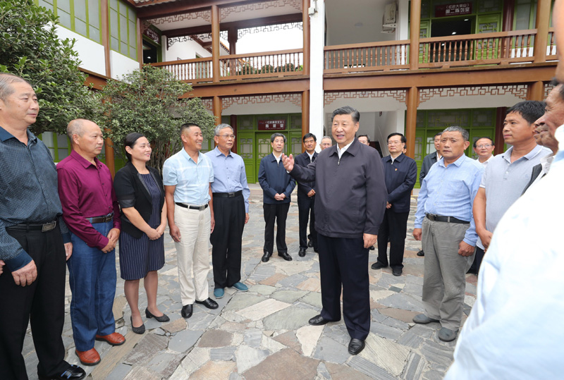 　　9月16日至18日，中共中央總書記、國(guó)家主席、中央軍委主席習(xí)近平在河南考察。這是16日下午，習(xí)近平在位于信陽(yáng)市新縣的鄂豫皖蘇區(qū)首府革命博物館，同當(dāng)?shù)丶t軍后代、革命烈士家屬代表親切交談。 新華社記者 鞠鵬 攝