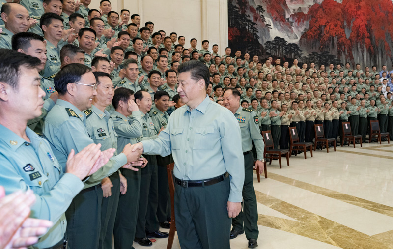 9月16日至18日，中共中央總書記、國(guó)家主席、中央軍委主席習(xí)近平在河南考察。這是18日上午，習(xí)近平在鄭州親切接見(jiàn)駐河南部隊(duì)副師職以上領(lǐng)導(dǎo)干部和團(tuán)級(jí)單位主官，代表黨中央和中央軍委向駐河南部隊(duì)全體官兵致以誠(chéng)摯問(wèn)候。新華社記者 李剛 攝