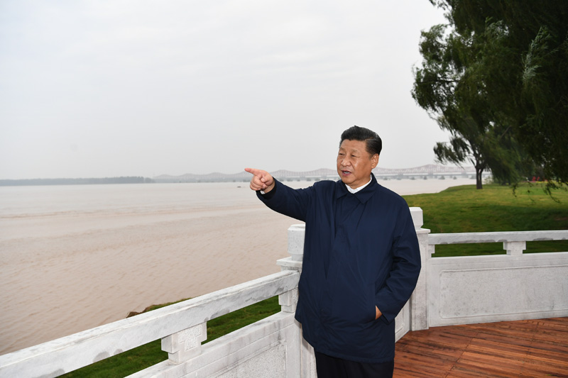 9月16日至18日，中共中央總書記、國(guó)家主席、中央軍委主席習(xí)近平在河南考察。這是17日下午，習(xí)近平在鄭州黃河國(guó)家地質(zhì)公園，眺望黃河鄭州段。新華社記者 謝環(huán)馳 攝