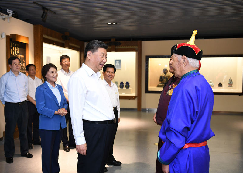 7月15日至16日，中共中央總書記、國(guó)家主席、中央軍委主席習(xí)近平在內(nèi)蒙古考察并指導(dǎo)開(kāi)展“不忘初心、牢記使命”主題教育。這是15日上午，習(xí)近平在赤峰博物館同古典民族史詩(shī)《格薩（斯）爾》非物質(zhì)文化遺產(chǎn)傳承人親切交談。