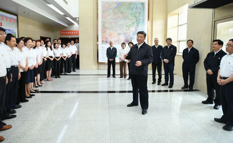 7月15日至16日，中共中央總書記、國(guó)家主席、中央軍委主席習(xí)近平在內(nèi)蒙古考察并指導(dǎo)開(kāi)展“不忘初心、牢記使命”主題教育。這是16日上午，習(xí)近平到內(nèi)蒙古自治區(qū)自然資源廳，實(shí)地調(diào)研指導(dǎo)開(kāi)展“不忘初心、牢記使命”主題教育。
