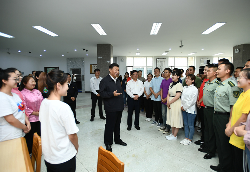 7月15日至16日，中共中央總書記、國(guó)家主席、中央軍委主席習(xí)近平在內(nèi)蒙古考察并指導(dǎo)開(kāi)展“不忘初心、牢記使命”主題教育。這是16日上午，習(xí)近平在內(nèi)蒙古大學(xué)圖書館同學(xué)生們親切交談，勉勵(lì)他們志存高遠(yuǎn)、腳踏實(shí)地、發(fā)奮圖強(qiáng)。