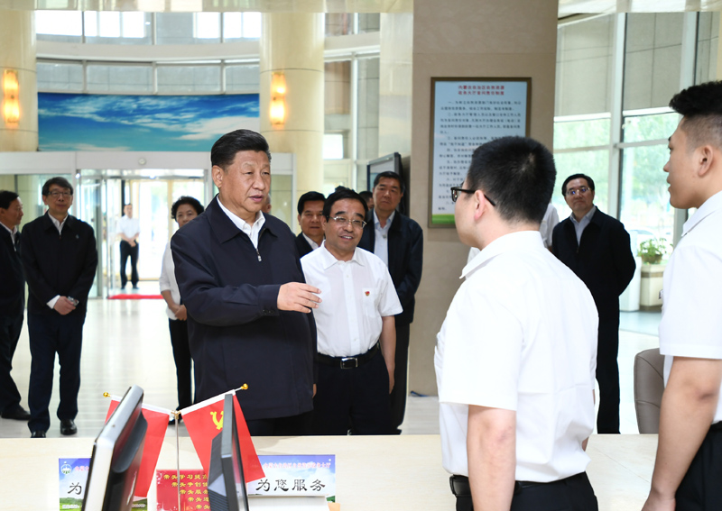7月15日至16日，中共中央總書記、國(guó)家主席、中央軍委主席習(xí)近平在內(nèi)蒙古考察并指導(dǎo)開(kāi)展“不忘初心、牢記使命”主題教育。這是16日上午，習(xí)近平在內(nèi)蒙古自治區(qū)自然資源廳自然資源政務(wù)大廳同工作人員交談，了解開(kāi)展主題教育和落實(shí)便捷高效政務(wù)服務(wù)等情況。