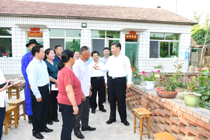 7月15日至16日，中共中央總書記、國(guó)家主席、中央軍委主席習(xí)近平在內(nèi)蒙古考察并指導(dǎo)開(kāi)展“不忘初心、牢記使命”主題教育。這是15日下午，習(xí)近平在赤峰市喀喇沁旗河南街道馬鞍山村村民張國(guó)利家，同基層干部群眾代表親切交流。