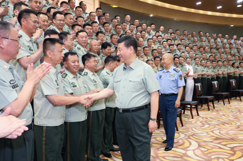 7月15日至16日，中共中央總書記、國(guó)家主席、中央軍委主席習(xí)近平在內(nèi)蒙古考察并指導(dǎo)開(kāi)展“不忘初心、牢記使命”主題教育。這是16日上午，習(xí)近平在呼和浩特親切接見(jiàn)駐內(nèi)蒙古部隊(duì)副師職以上領(lǐng)導(dǎo)干部和團(tuán)級(jí)單位主官，代表黨中央和中央軍委向駐內(nèi)蒙古部隊(duì)全體官兵致以誠(chéng)摯問(wèn)候。