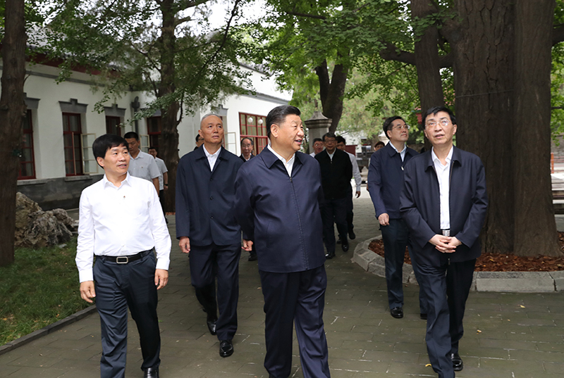 9月12日，中共中央總書(shū)記、國(guó)家主席、中央軍委主席習(xí)近平視察中共中央北京香山革命紀(jì)念地。這是習(xí)近平瞻仰雙清別墅。