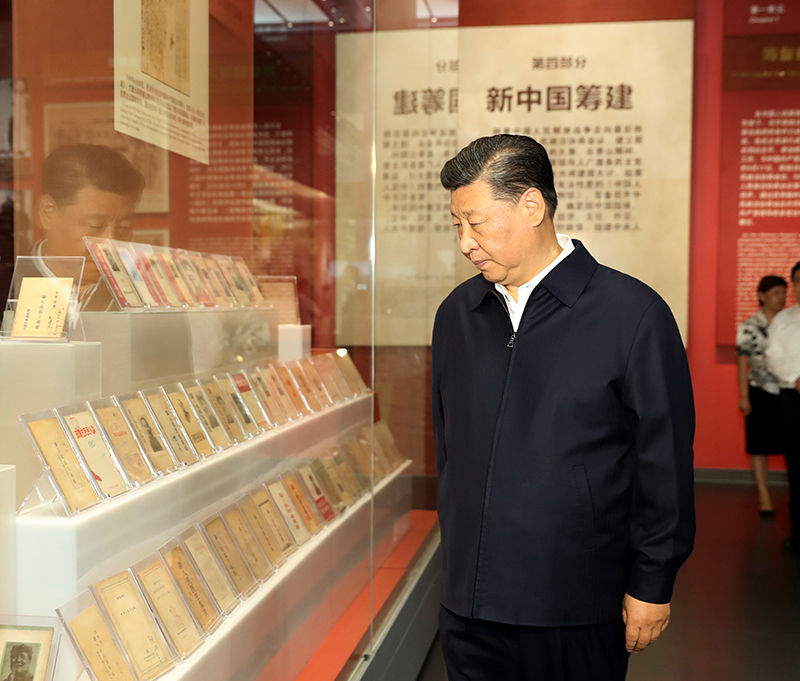 9月12日，中共中央總書(shū)記、國(guó)家主席、中央軍委主席習(xí)近平視察中共中央北京香山革命紀(jì)念地。這是習(xí)近平在香山革命紀(jì)念館參觀《為新中國(guó)奠基》主題展覽。