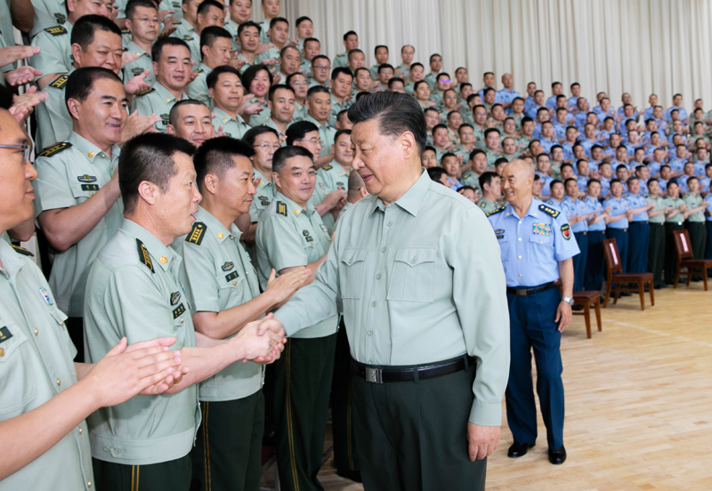 8月22日，中共中央總書記、國家主席、中央軍委主席習近平到空軍某基地視察。這是習近平親切接見駐甘肅部隊副師職以上領(lǐng)導干部和團級單位主官。