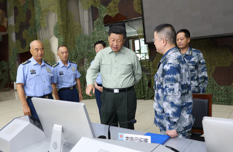 8月22日，中共中央總書記、國家主席、中央軍委主席習近平到空軍某基地視察。這是習近平察看基地作戰(zhàn)指揮中心，了解戰(zhàn)備值班和訓練情況。