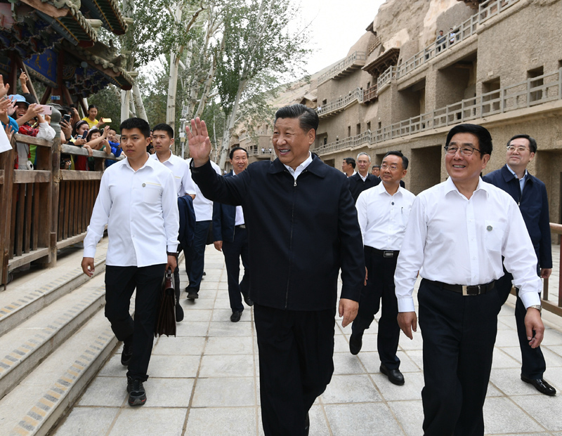 8月19日至22日，中共中央總書記、國家主席、中央軍委主席習(xí)近平在甘肅考察。這是19日下午，習(xí)近平在敦煌莫高窟考察調(diào)研時(shí)，向正在參觀的游客親切招手致意。