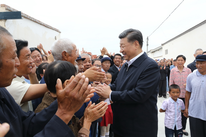8月19日至22日，中共中央總書記、國家主席、中央軍委主席習(xí)近平在甘肅考察。這是21日上午，習(xí)近平在武威市古浪縣黃花灘生態(tài)移民區(qū)富民新村同村民親切交談。