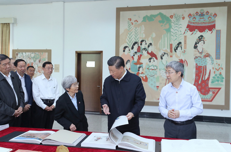 8月19日至22日，中共中央總書記、國家主席、中央軍委主席習(xí)近平在甘肅考察。這是19日下午，習(xí)近平在敦煌研究院察看珍藏文物和學(xué)術(shù)成果展示，了解文物保護(hù)和研究、弘揚(yáng)優(yōu)秀歷史文化情況。
