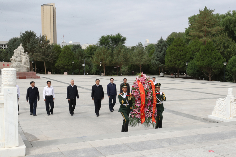 8月19日至22日，中共中央總書記、國家主席、中央軍委主席習(xí)近平在甘肅考察。這是20日上午，習(xí)近平來到張掖市高臺(tái)縣，瞻仰中國工農(nóng)紅軍西路軍紀(jì)念碑，向革命先烈敬獻(xiàn)花籃。