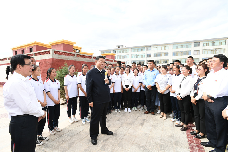8月19日至22日，中共中央總書記、國家主席、中央軍委主席習(xí)近平在甘肅考察。這是20日下午，習(xí)近平在張掖市山丹培黎學(xué)校同師生親切交流。