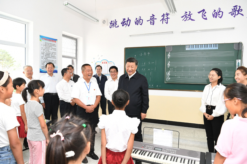 8月19日至22日，中共中央總書記、國家主席、中央軍委主席習(xí)近平在甘肅考察。這是21日上午，習(xí)近平在武威市古浪縣黃花灘生態(tài)移民區(qū)富民新村富民小學(xué)的音樂教室，認(rèn)真觀看正在進(jìn)行的音樂課教學(xué)。