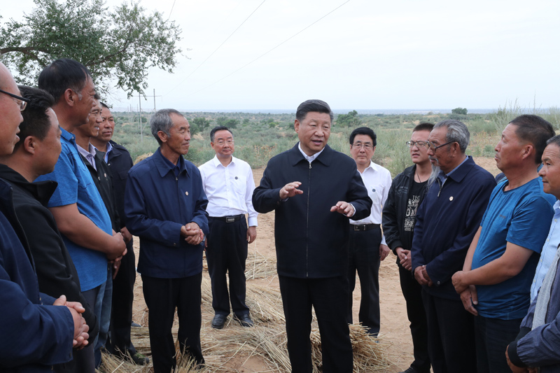 8月19日至22日，中共中央總書記、國家主席、中央軍委主席習(xí)近平在甘肅考察。這是21日上午，習(xí)近平在武威市古浪縣八步沙林場(chǎng)同“六老漢”代表及林場(chǎng)職工親切交談。