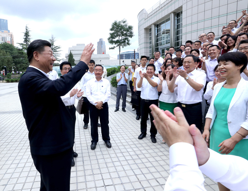 8月19日至22日，中共中央總書記、國家主席、中央軍委主席習(xí)近平在甘肅考察。這是21日下午，習(xí)近平在讀者出版集團(tuán)有限公司同工作人員親切交談。