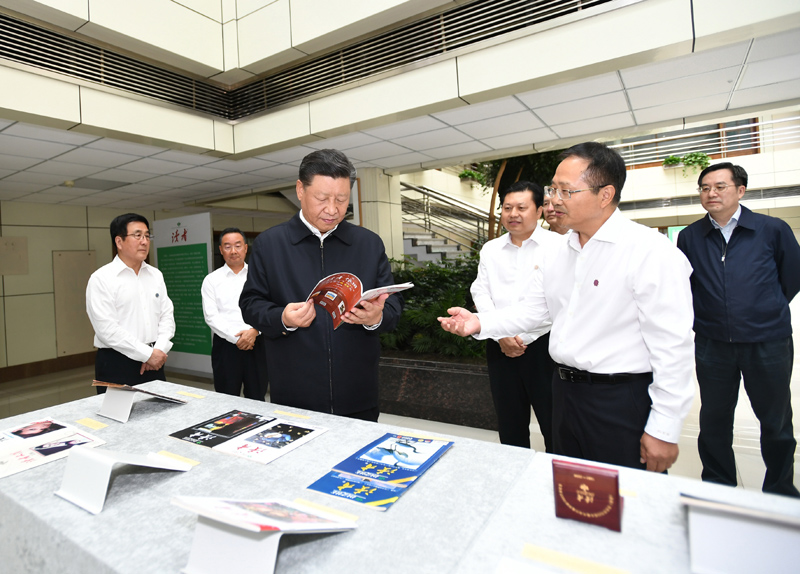 8月19日至22日，中共中央總書記、國家主席、中央軍委主席習(xí)近平在甘肅考察。這是21日下午，習(xí)近平在讀者出版集團(tuán)有限公司考察。