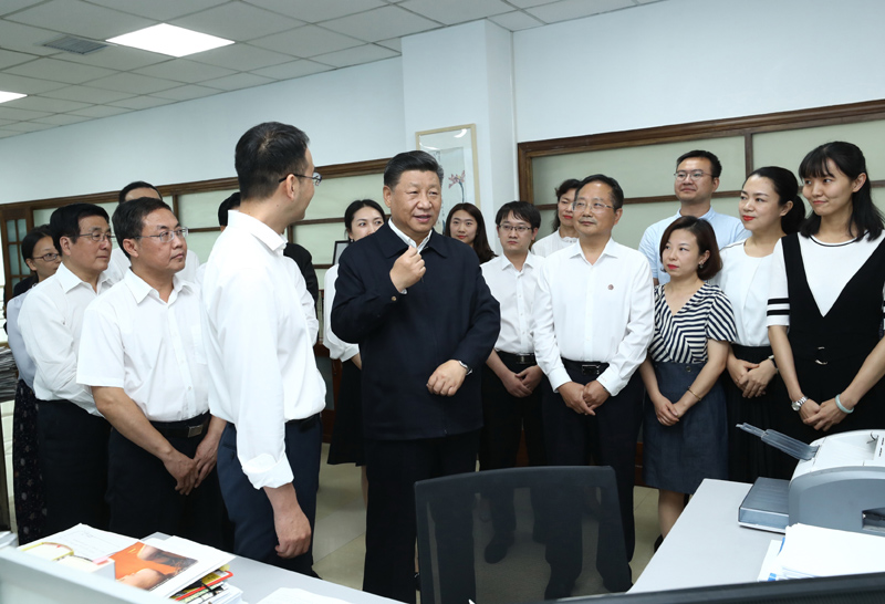 8月19日至22日，中共中央總書記、國家主席、中央軍委主席習(xí)近平在甘肅考察。這是21日下午，習(xí)近平在《讀者》編輯部同工作人員交流，勉勵(lì)他們?yōu)槿嗣裉峁└鄡?yōu)秀精神食糧。