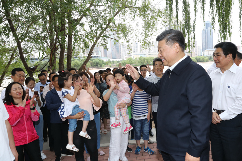 8月19日至22日，中共中央總書記、國家主席、中央軍委主席習(xí)近平在甘肅考察。這是21日下午，習(xí)近平在蘭州市黃河治理蘭鐵泵站項(xiàng)目點(diǎn)同正在休閑的群眾親切交談。