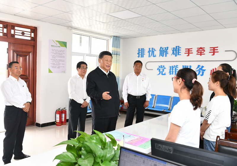 8月19日至22日，中共中央總書記、國家主席、中央軍委主席習(xí)近平在甘肅考察。這是21日上午，習(xí)近平在武威市古浪縣黃花灘生態(tài)移民區(qū)富民新村黨群服務(wù)中心考察。